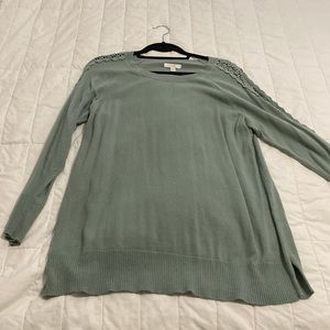 Green sweater with crochet sleeve, L